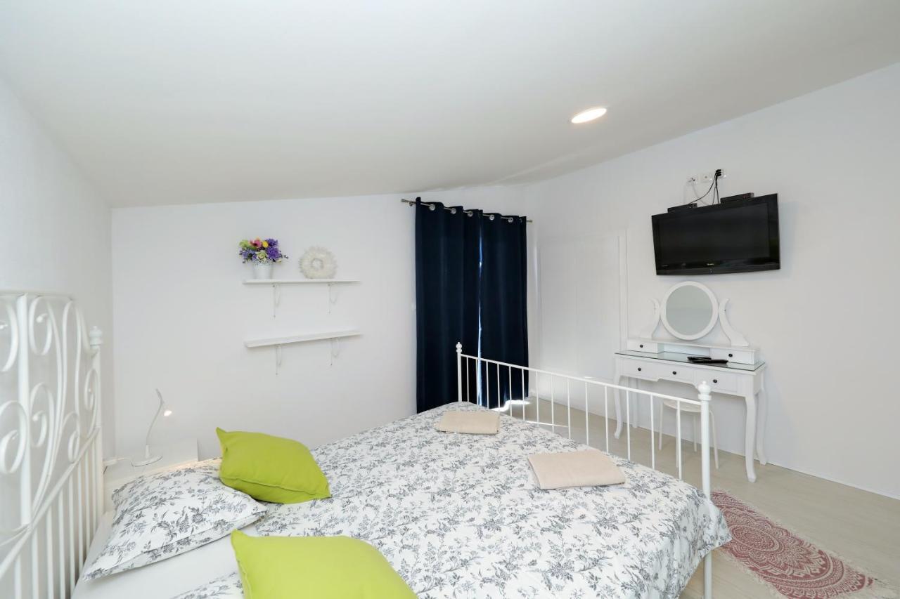 Apartment With Private Pool Sukošan Екстериор снимка