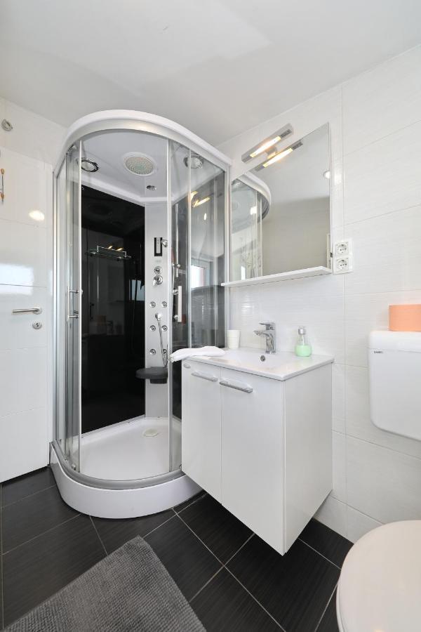 Apartment With Private Pool Sukošan Екстериор снимка
