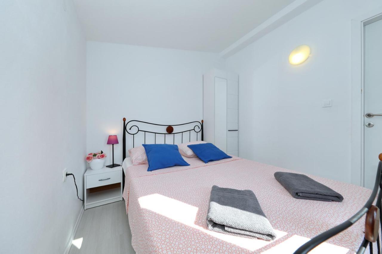Apartment With Private Pool Sukošan Екстериор снимка