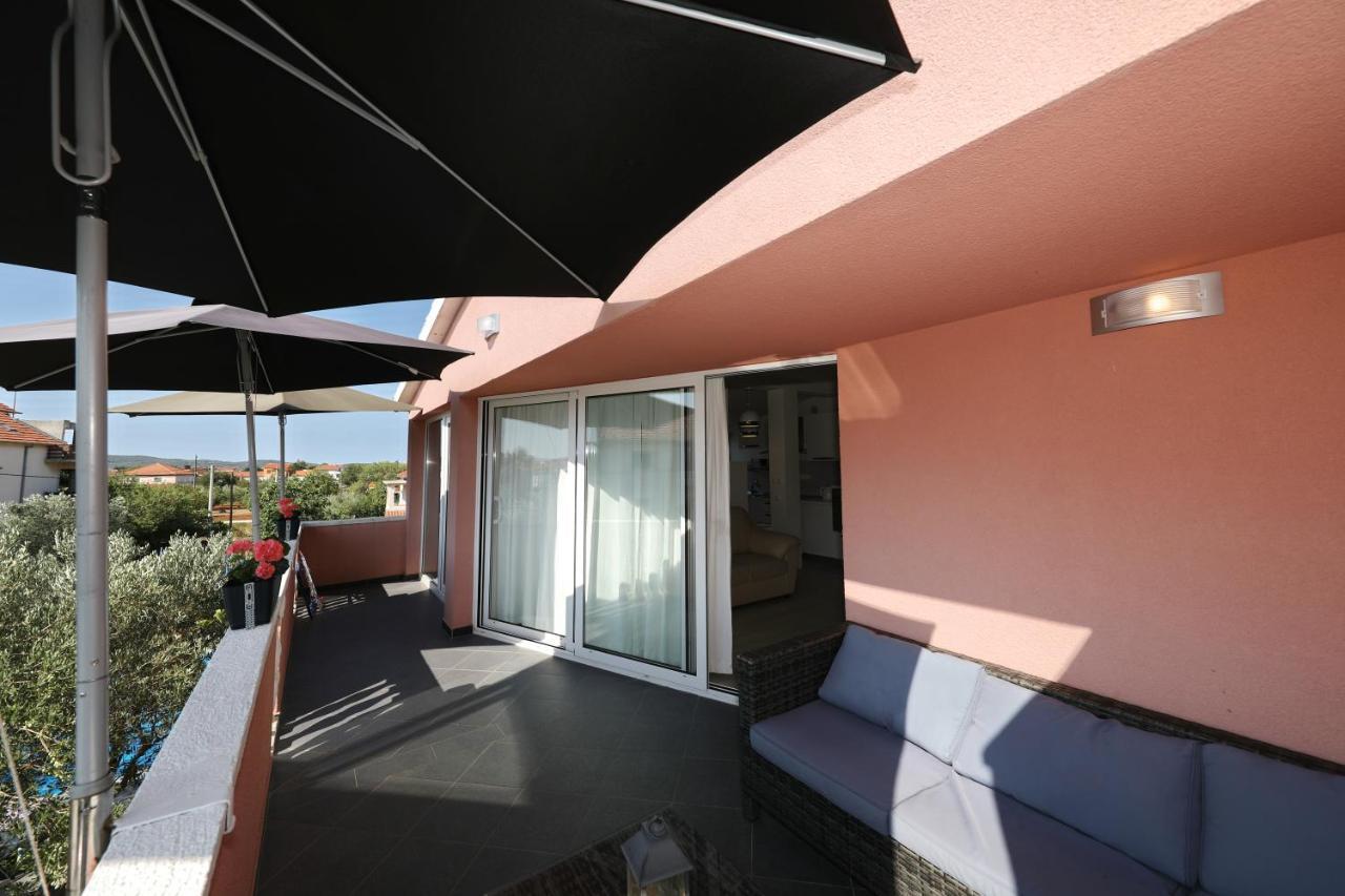 Apartment With Private Pool Sukošan Екстериор снимка